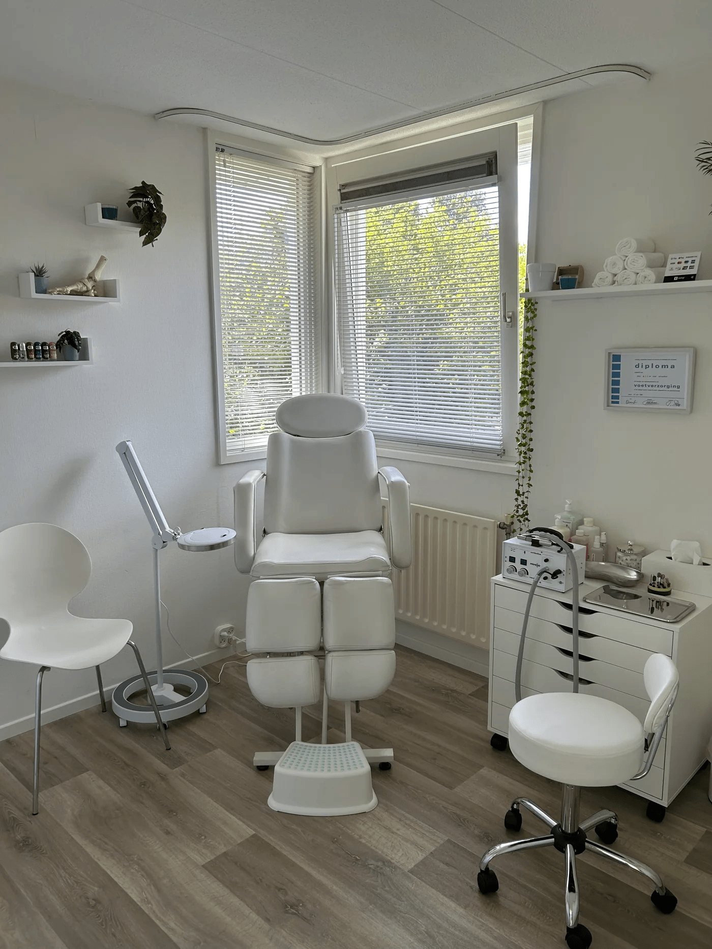 De lichte behandelruimte van Pedicure Flow Ine in Zoetermeer